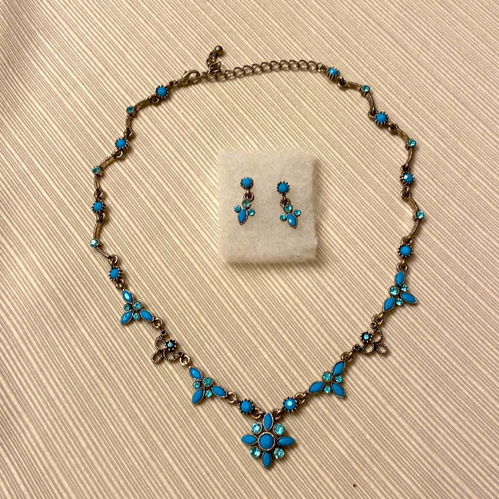 Turquoise colored necklace with earrings